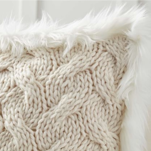 ❤️ POTTERY BARN Set of 2 Button Knit Fur Trim Pillow Covers ❤️ - Picture 2 of 15